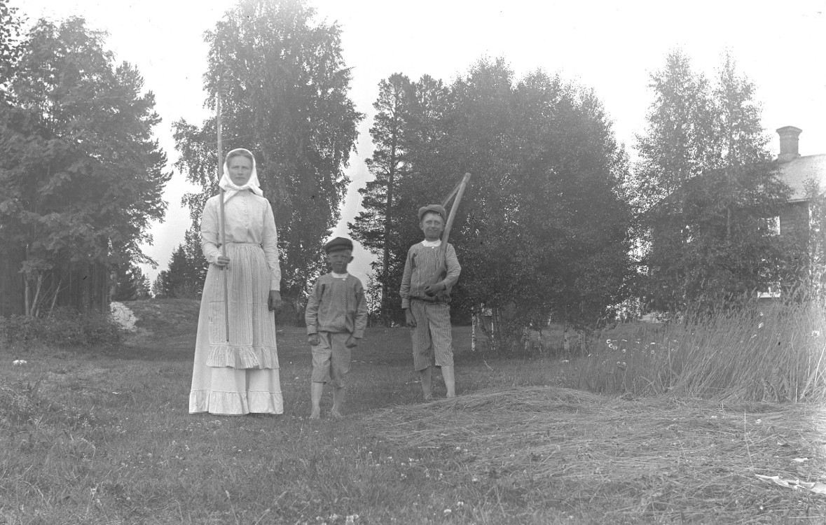 Karin Hansson med Martin och Josef 1912