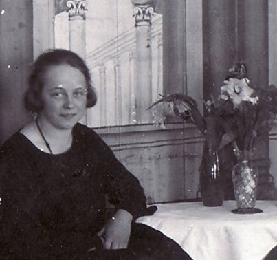 Astrid Eriksson hemma 1925