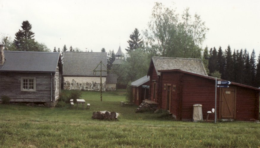 Rustmästargårdens baksida och några uthus vid gamla kyrkan