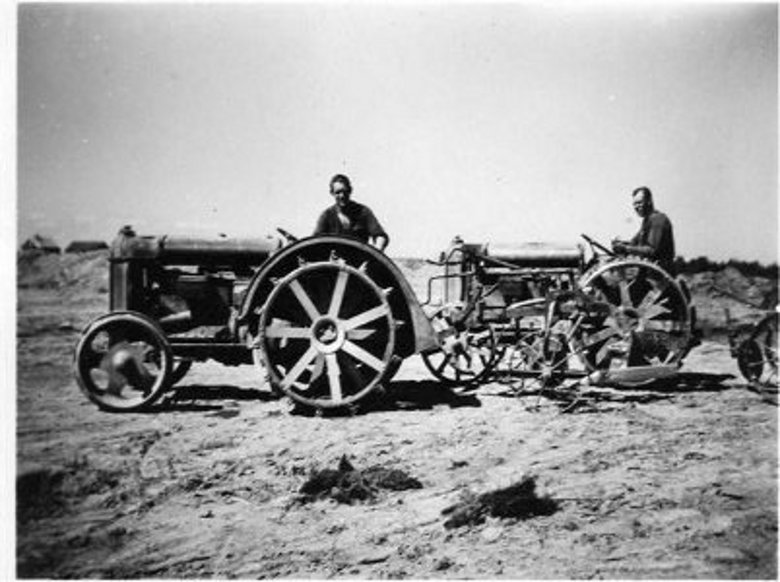 Otto på Nisses traktor och okänd hjälpförare på Ottos traktor år 1937