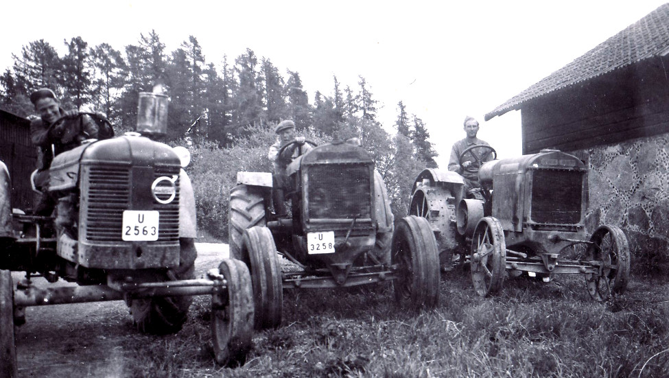 50-talsbild, Anders och Arthur Larsson, dåvarande dräng Bertil Dahlberg vid stenlagårns framsida