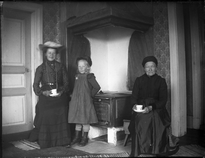 Britta Jonsdtr med barnbarnen Kristina Ericsson och Britta Hansson 1904