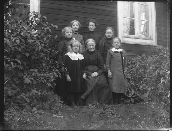 Kusinerna med farmor/mormor 1911