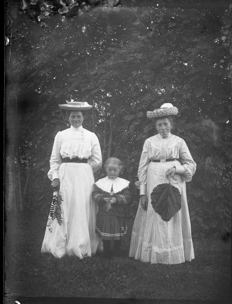 Elsa Ericsson, Anna Andersson och Anna Persdotter aug 1905