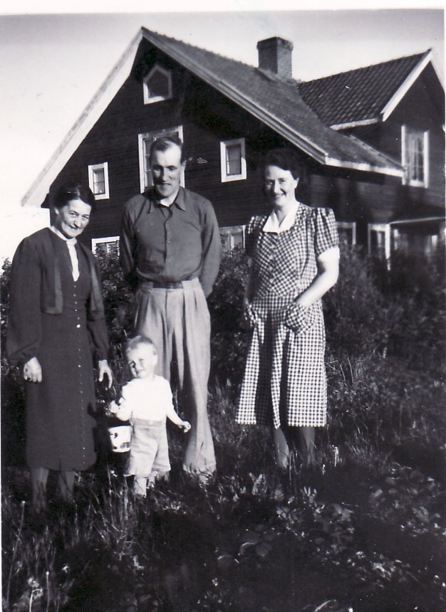 Juli 1943 Nisse, Karin och Jan, fru Pettersson till v