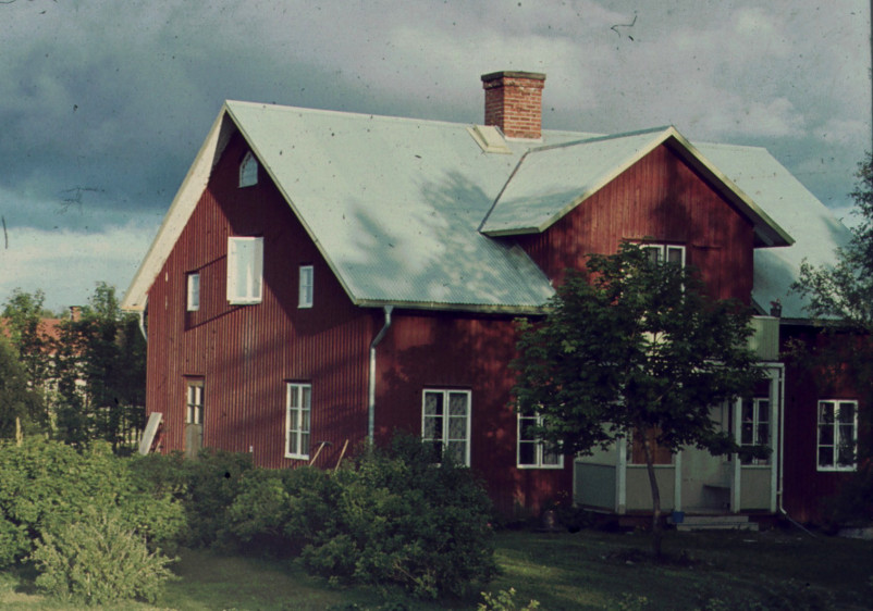 Huset 1964 med alplåttak o vatten-avlopp