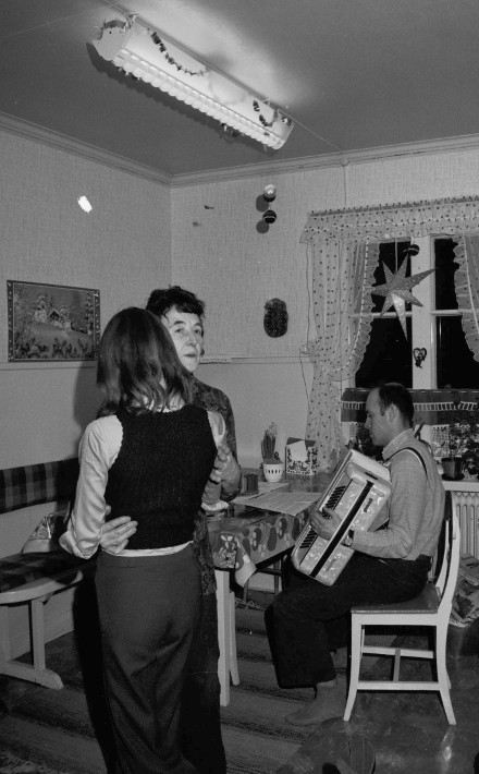 Karin, Inger o Jan i köket julen 1974