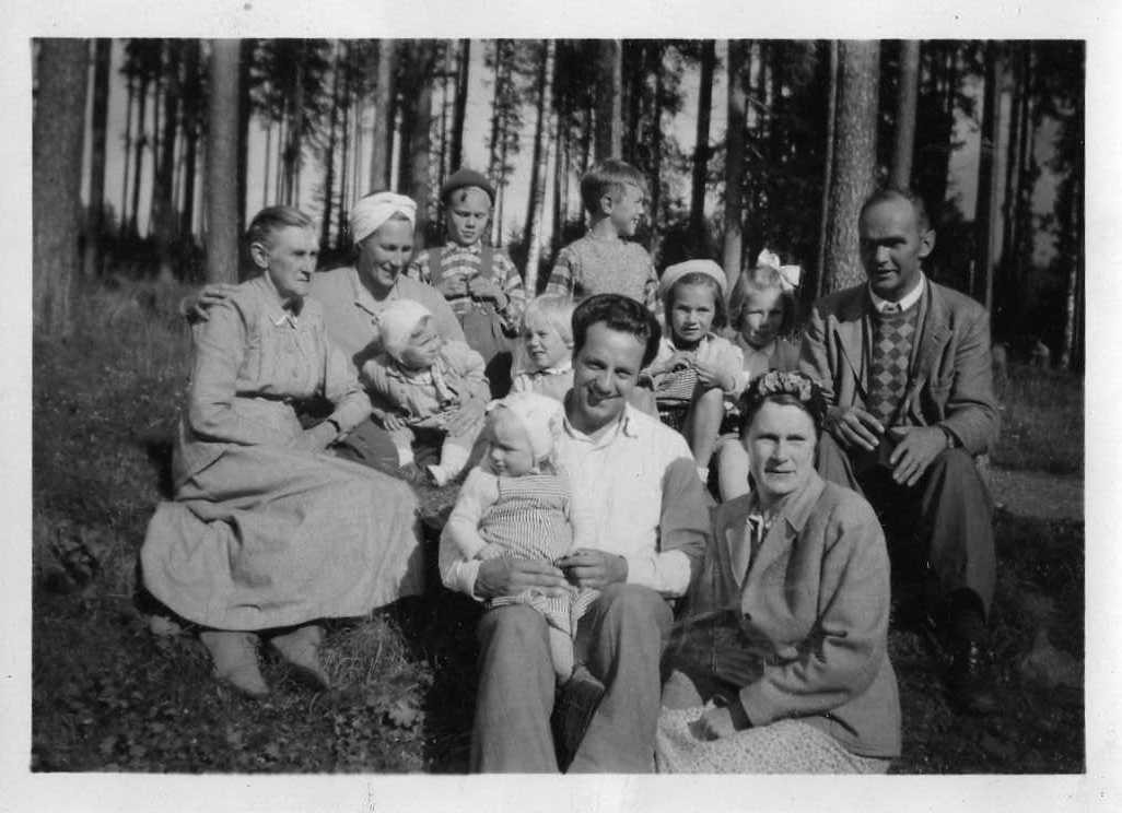 Mor Katarina med Gretas och Gudruns familjer 1949