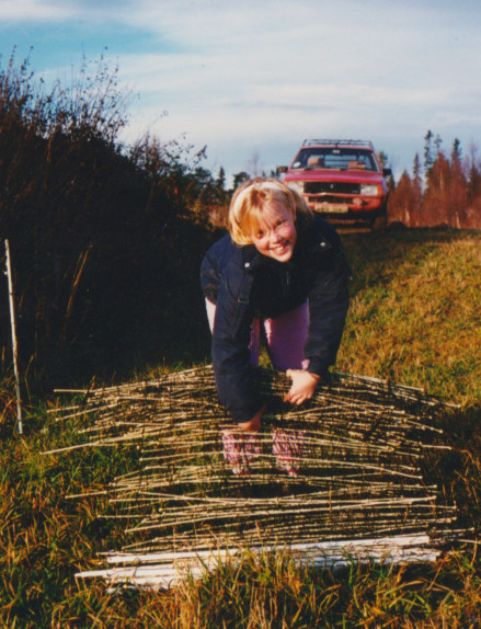 Anna plockar ner stängsel juli -89