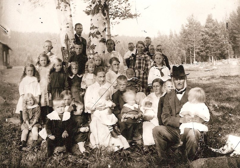 Ingeborg och Nicolaus med ett antal barnbarn